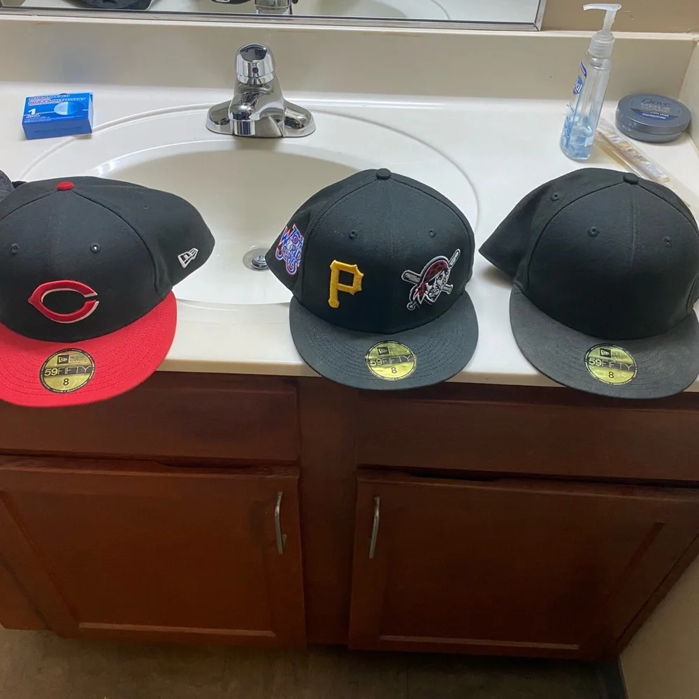 1.PITTSBURGH PIRATES 🏴☠️ 🧢 2.CINCINNATI🧢 3.ALL BLACK 🧢NEW ERA Sizes is 8️⃣ - Picture 1 of 15